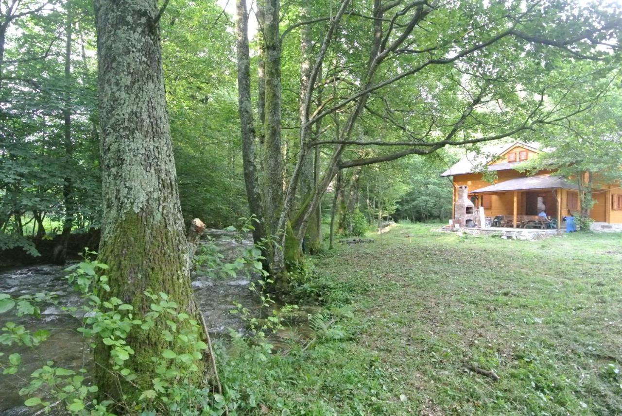 Chalet By The River วาลิอุก ภายนอก รูปภาพ